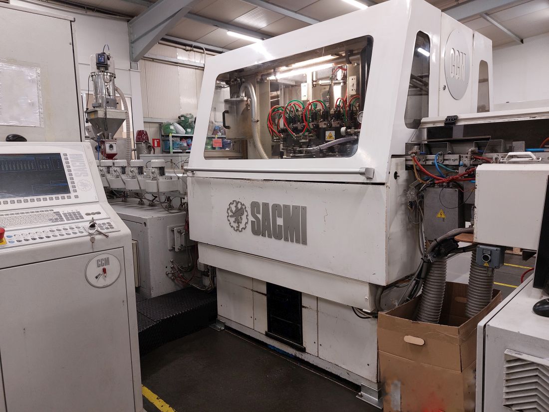 SACMI INJECTION MOLDING MACHINE FOR PLASTIC CLOSURES 30/25 for Water and Still Drinks
